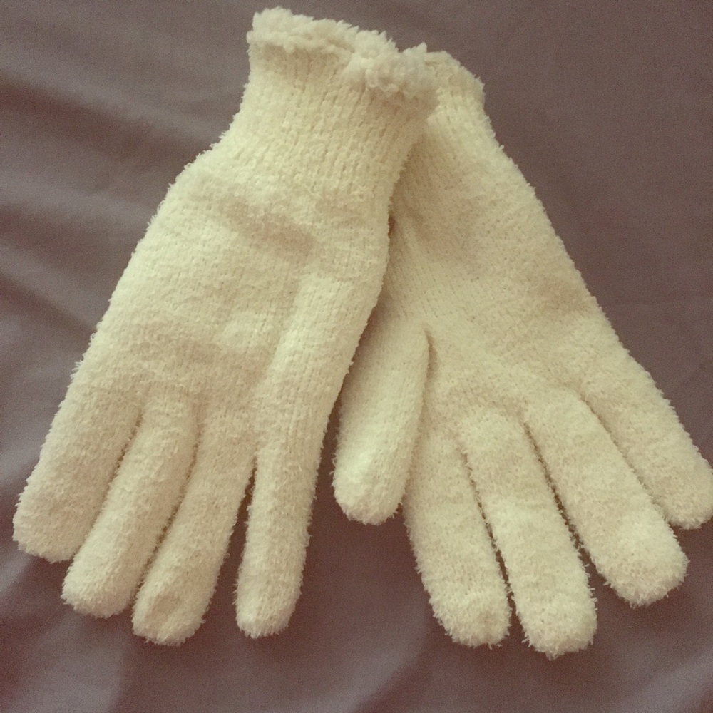 Fuzzy Off-White Gloves